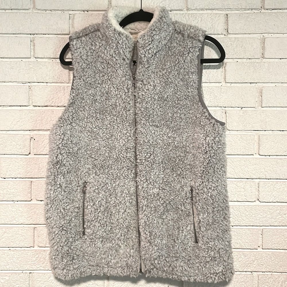 Altar’d State- Light Grey & White Super Soft Sherpa Vest w/ Zip Pockets- Size S